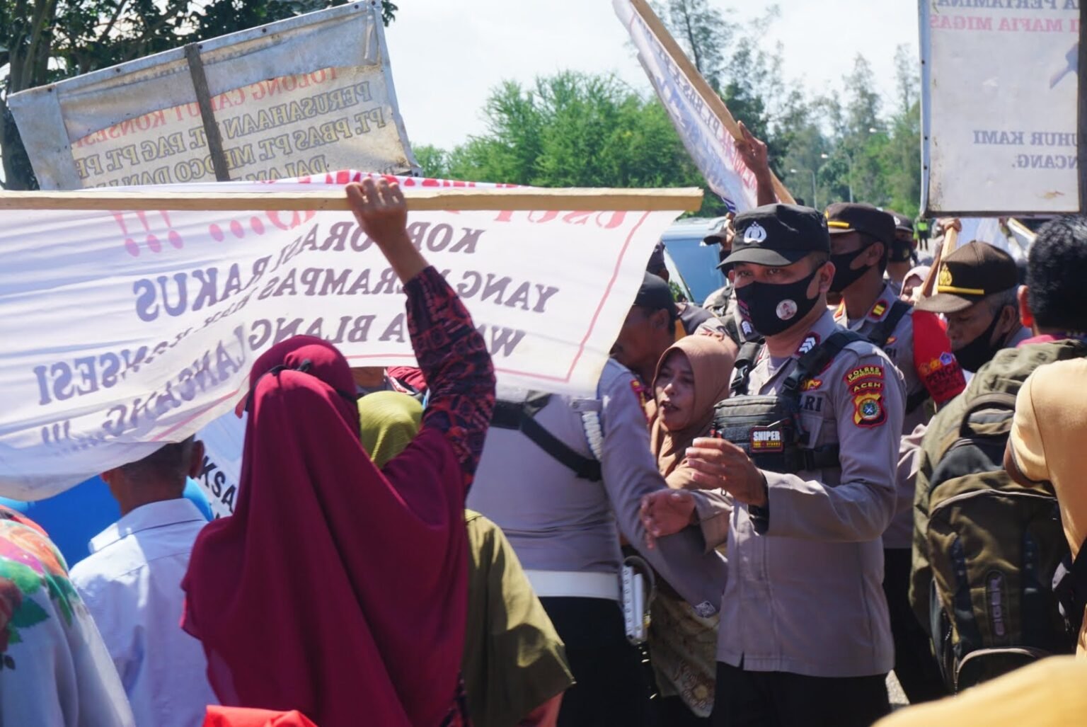 Massa Dihadang Kedatangan Ahok ke PT PAG