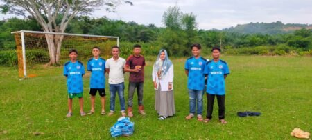 DPRK Fraksi Demokrat Elma Zalmi Sumbang Jersey Bola Kaki ke 9 Desa di Aceh Timur