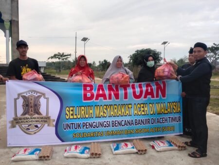 Perwakilan SUBA Aceh Timur Serahkan Bantuan Warga Terdampak Banjir