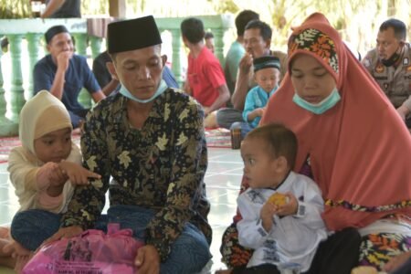 Satu Keluarga Masuk Islam, di Mesjid Baitulmukmin PT PPP Blang Simpo Aceh Timur
