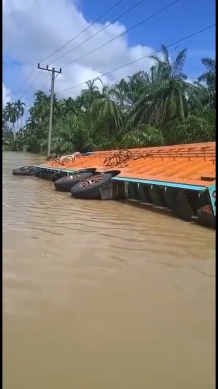 Mobil Fuso Tumbang di Banjir Lintas Lokop – Peureulak