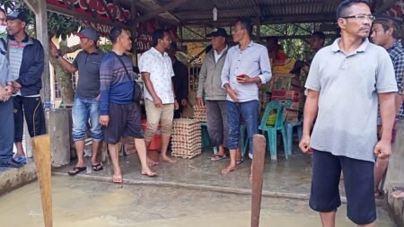Ditengah Banjir, DPRA Ini Bantu Korban yang Terdampak Banjir di 3 Kecamatan Aceh Timur