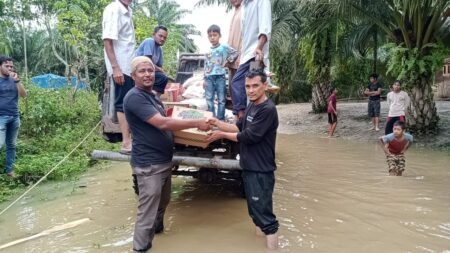 Amat Leumbeng Panglima GAM Asahan Kembali Hantar Bantuan Korban Banjir di Aceh Timur