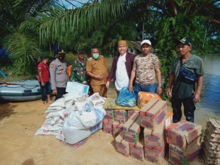 Masyarakat Korban Banjir di Simpang Ulim Terima Bantuan Sembako