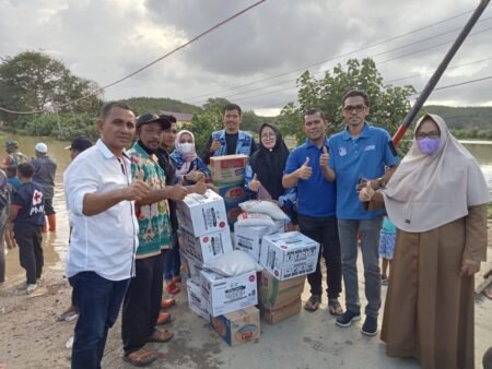 DPC partai Demokrat Mirnawati Kembali Turun Langsung Kelokasi Bagi Bantuan Korban Bajir Aceh Timur