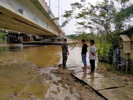 Pasca Banjir, Babinsa 15/Plkb Monitoring Debet Air Sungai Peureulak