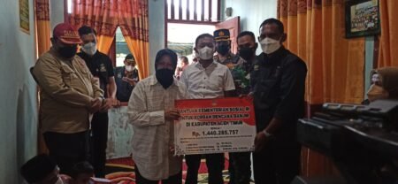 Air mata pecah saat Menteri Sosial Tri Rismaharini Tiba di Rumah Duka Korban Banjir Aceh Timur