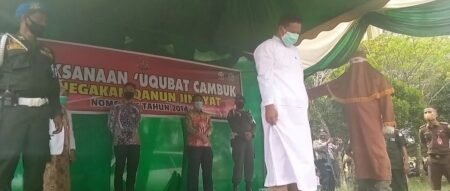 Langgar Qanun Aceh, Mantan Pejabat Lingkungan di Aceh Timur Ini Dieksekusi Cambuk