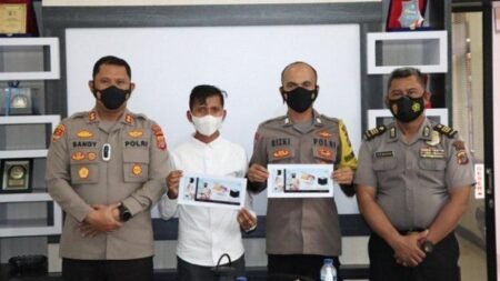 Kapolres Aceh Timur Serahkan Voucher Umrah