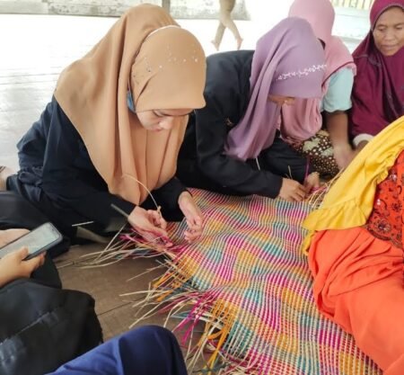 Pengrajin Tangan Anyaman Tikar Daun Pandan Gampong Cinta Raja Yang Menghasilkan Cuan