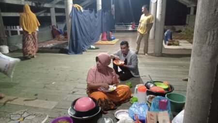 Peduli Korban Banjir, Amad Lembeng Salurkan Bantuan Masa Panik