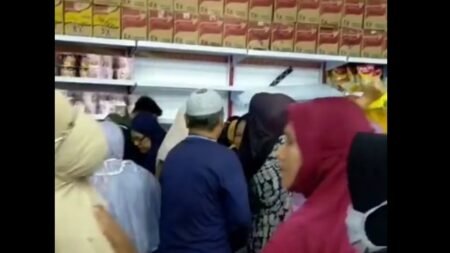 Warga Serbu Minyak Goreng di Langsa