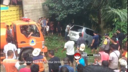 BPBD Aceh Timur dan Warga Bantu Evakuasi Mobil Avanza Hilang di Bawa Arus Banjir