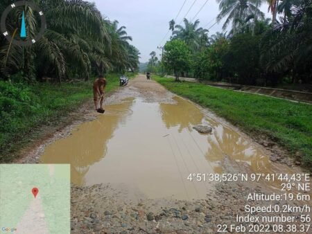 Guru Kembali Viral di Aceh Timur Setalah Buat Parit Untuk Bisa di Lalui Anak Sekolah
