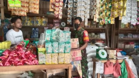 Babinsa Simpang Ulim Pantau Harga Sembako, Turun ke Pasar Tradisional
