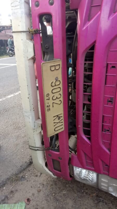 Breaking News : Colt Diesel Hantam Kios di Idi Cut