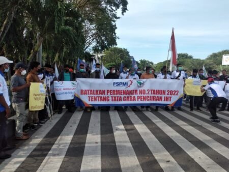 Sejumlah Organisasi Buruh Gelar Aksi Demo di Simpang 5 dan Kantor DPRA