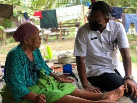 Bupati Rocky Santuni Lansia dan Kaum Dhuafa di Pedalaman Aceh Timur