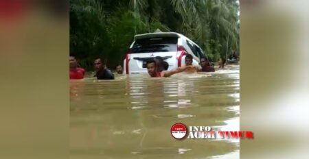 Satu Mobil Pajero di Bawa Banjir di Aceh Timur