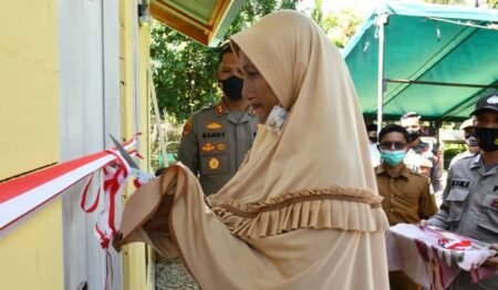 Kapolres Aceh Timur Serahkan Bantuan Rumah Dhuafa Kepada Warga Peudawa