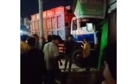 Begini Kondisi Mobil Tronton Hantam 3 Toko di Simpang 4 Idi Rayeuk Aceh Timur