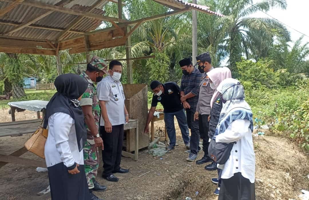 Mukhlis,SH. bersama Tim Dinas Sosial yang tergabung antara lain Sakti peksos, pihak UPTD Ayeum Mata, juga pihak polres Aceh Timur  yg didalamnya kanit PPA beserta krunya  turun ke lokasi.