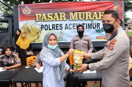 Jelang Ramadhan Polres Aceh Timur Gelar Operasi Pasar Murah Minyak Goreng Kemasan