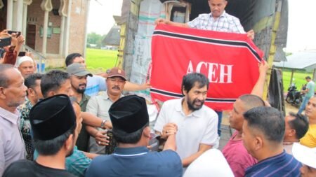 Al-Farlaky Dampingi Mualem Bawa Bantuan 4 Truk Ke Aceh Timur