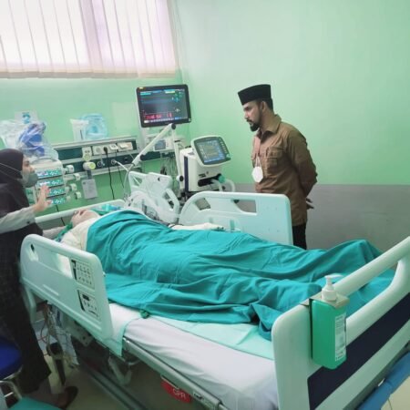 Paska Kebakaran Subur Bor Peureulak Al-Farlaky Besuk 2 Pasien Luka Bakar