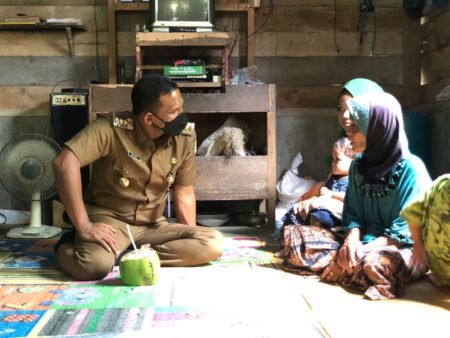 Bupati Rocky Asuh Anak Korban Pembunuhan di Banda Alam Aceh Timur