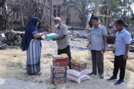 Respon Cepat, Iskandar Al-Farlaky Kirim Bantuan Masa Panik Korban Kebakaran Peureulak