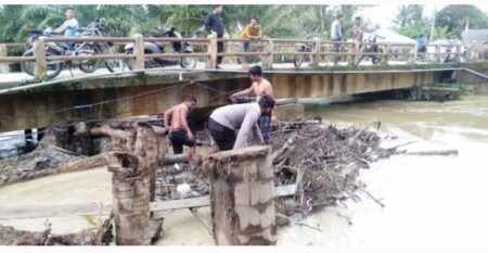 Pasca Banjir Kapolsek Banda Alam Bersama Warga Bersihkan Sampah