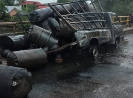 Satu Unit L300 Angkut Belasan Drum Minyak Mentah asal Aceh Terbakar di Langkat