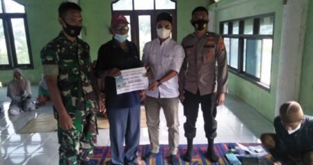 Sinergitas TNI-Polri, Serda Suyono dan Briptu Kindy Dampingi Warga Binaan Terima BLT