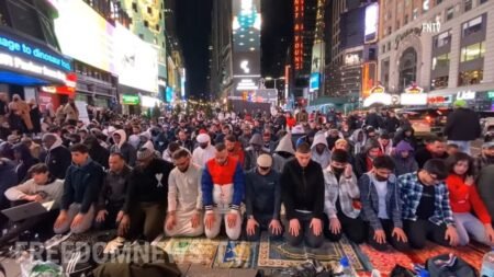 Pertama Dalam Sejarah Dunia, Ribuan Umat Muslim Gelar Shalat Tarawih Di Times Square New York Amerika