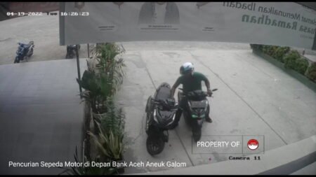 Aksi Pencurian Sepeda Motor di Bank Aceh Terekam CCTV