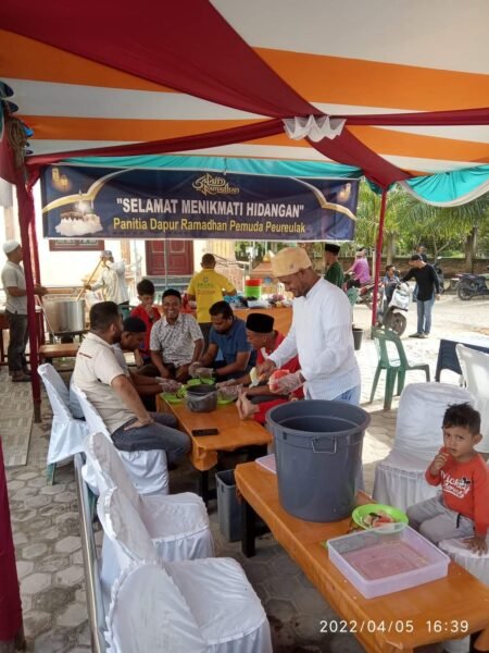 Takjil Gratis Masjid Zadul Muad Peureulak