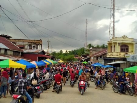 1 Ramadhan 1443: Warga Bayeun ‘Memburu’ Makanan Buka Puasa