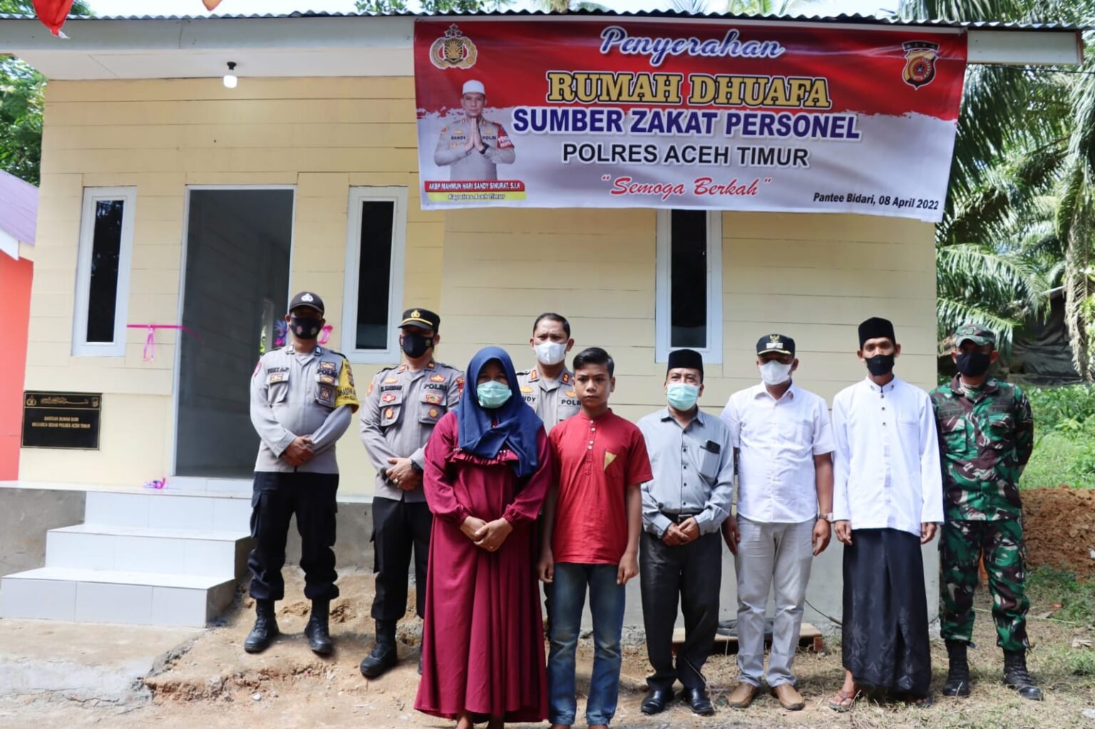 Tetes Air Mata Bahagia Kartini Saat Menerima Bantuan Rumah Dhuafa Dari Polres Aceh Timur