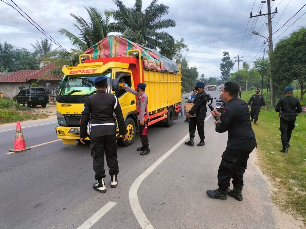 Brimob Kompi 2 Batalyon B Pelopor Satbrimob Polda Aceh Bagikan Takjil dan Masker