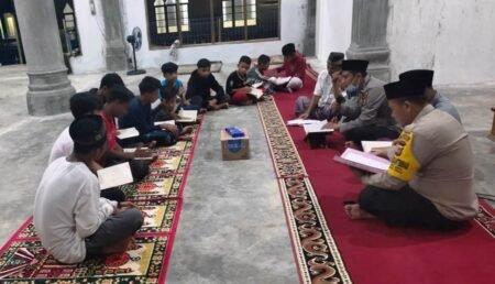 Menunggu Waktu Buka Puasa, Anggota Polsek Simpang Jernih Ajari Anak-anak Mengaji