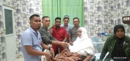 ALMUNAZIR Ketua JASA Daerah tiga Jenguk Ibunda Alm Ishak Daud Di RSUD Zubir Mahmud