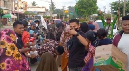 Menjelang Berbuka Puasa DPP AWAI Bagi Ratusan Takjil