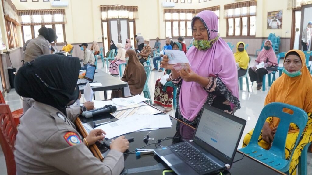 Sebanyak 1.292 Masyarakat di Kota Langsa dapat Bantuan Uang dari Kapolres