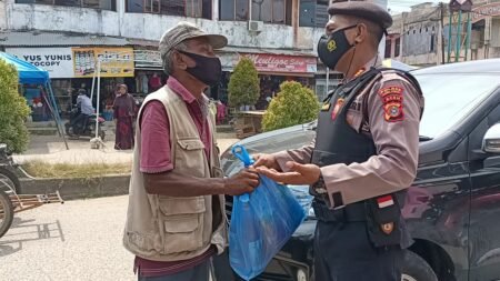 Pimpin Patroli Wilayah di Bulan Puasa, Kasat Samapta Polres Aceh Timur Bagikan Sembako Kepada Warga