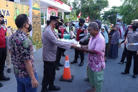 Jelang Berbuka Puasa Polres Langsa Bagikan Ratusan Takjil