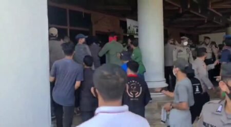 Aksi Demonstrasi Mahasiswa di Aceh Berakhir Ricuh di Depan Kantor Gubernur