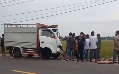 Hilang Kendali Mobil Barang Isuzu Traga Tabrak Minibus Hiace di Aceh Timur