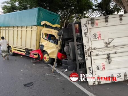 Mitsubishi Truk Box kontra Mitsubishi Colt Diesel Plat Sumatera Barat Tiga Orang Luka – Luka