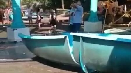 Ngeri! Detik-detik Perosotan Kolam Renang di Kenpark Ambruk, Pengunjung Berjatuhan dari Ketinggian 10 Meter